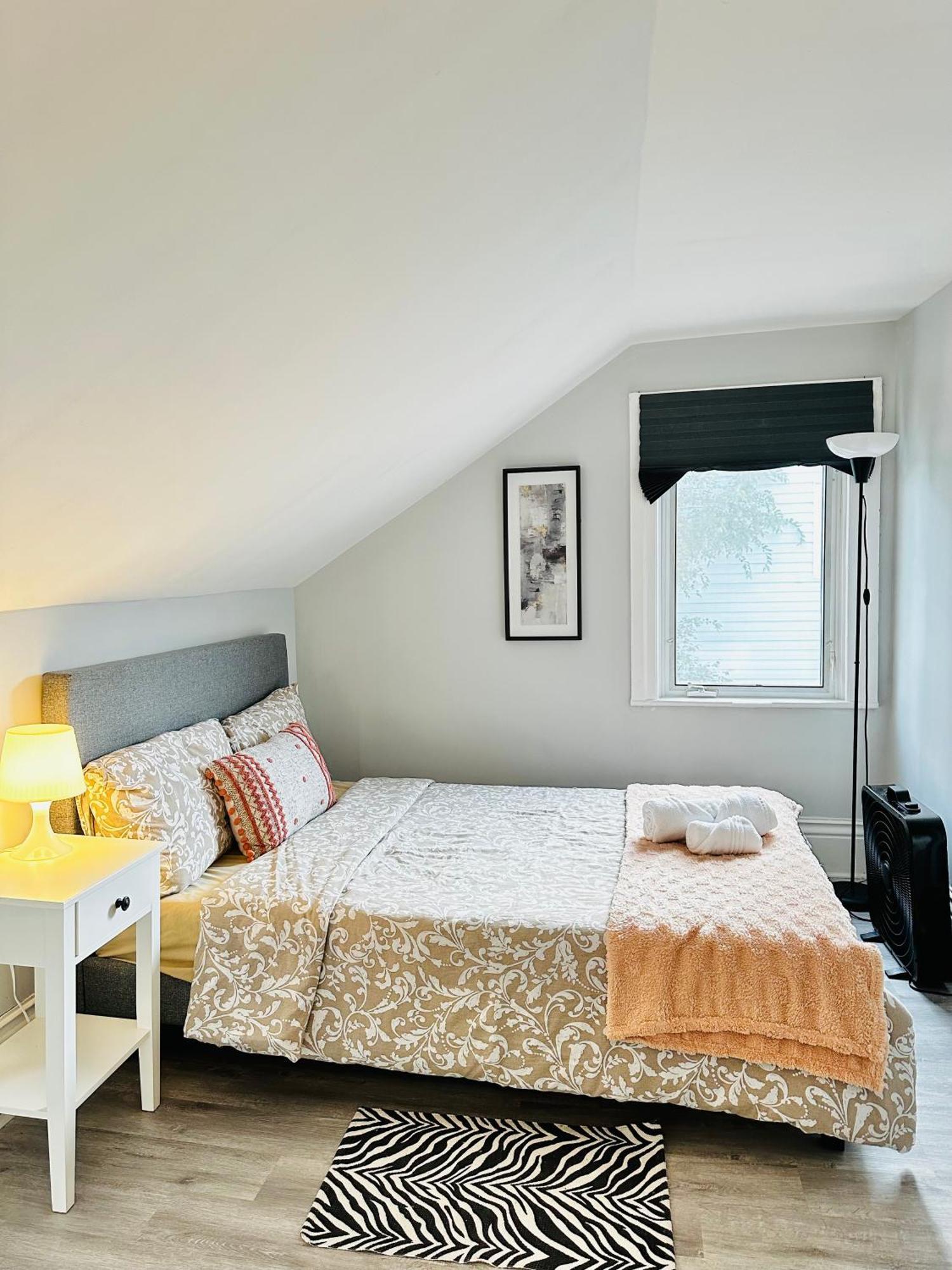 Cozy 2Br House Near Centre With Patio, Bbq, Backyard, And Netflix Apartman Peterborough Kültér fotó