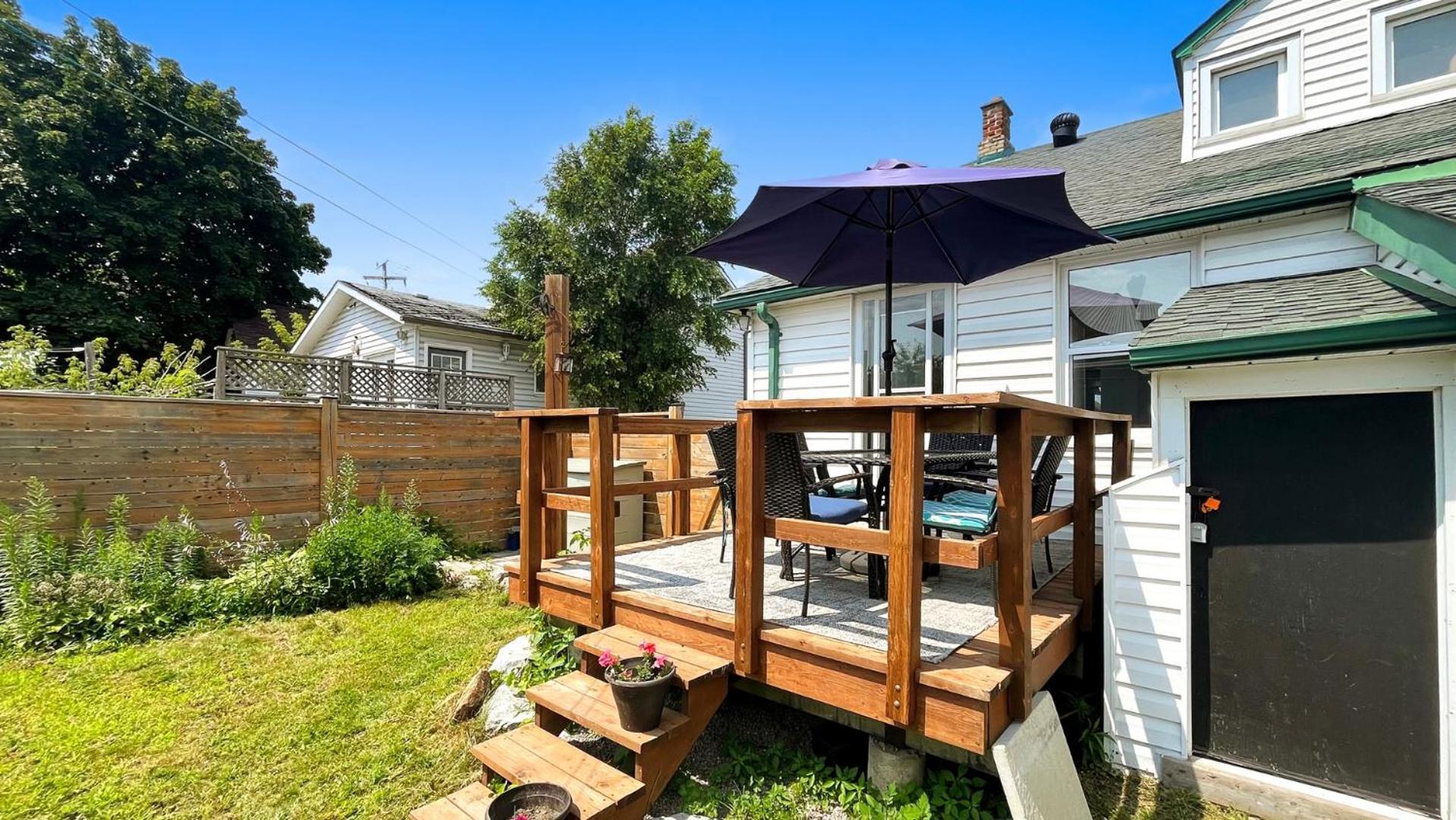 Cozy 2Br House Near Centre With Patio, Bbq, Backyard, And Netflix Apartman Peterborough Kültér fotó