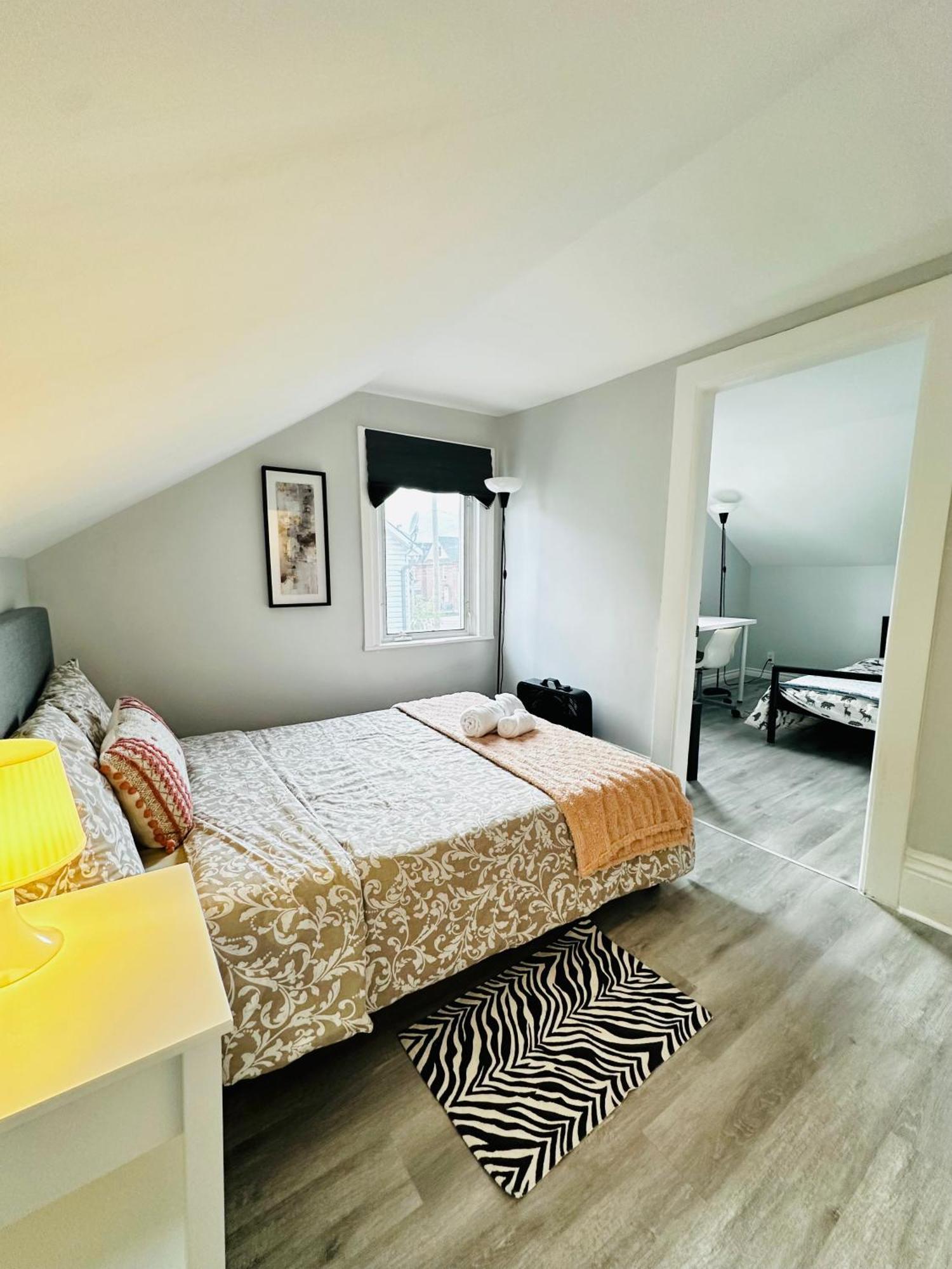 Cozy 2Br House Near Centre With Patio, Bbq, Backyard, And Netflix Apartman Peterborough Kültér fotó