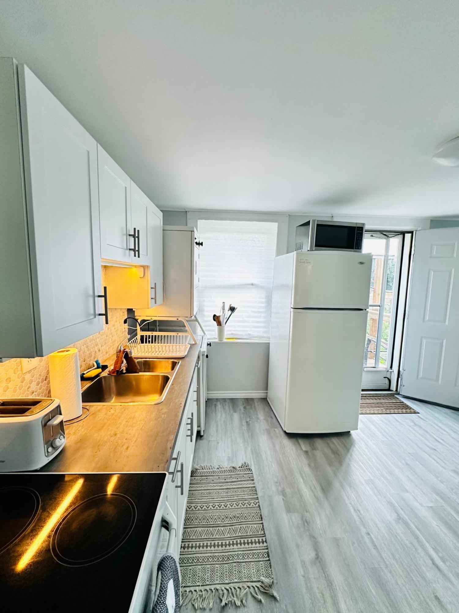 Cozy 2Br House Near Centre With Patio, Bbq, Backyard, And Netflix Apartman Peterborough Kültér fotó